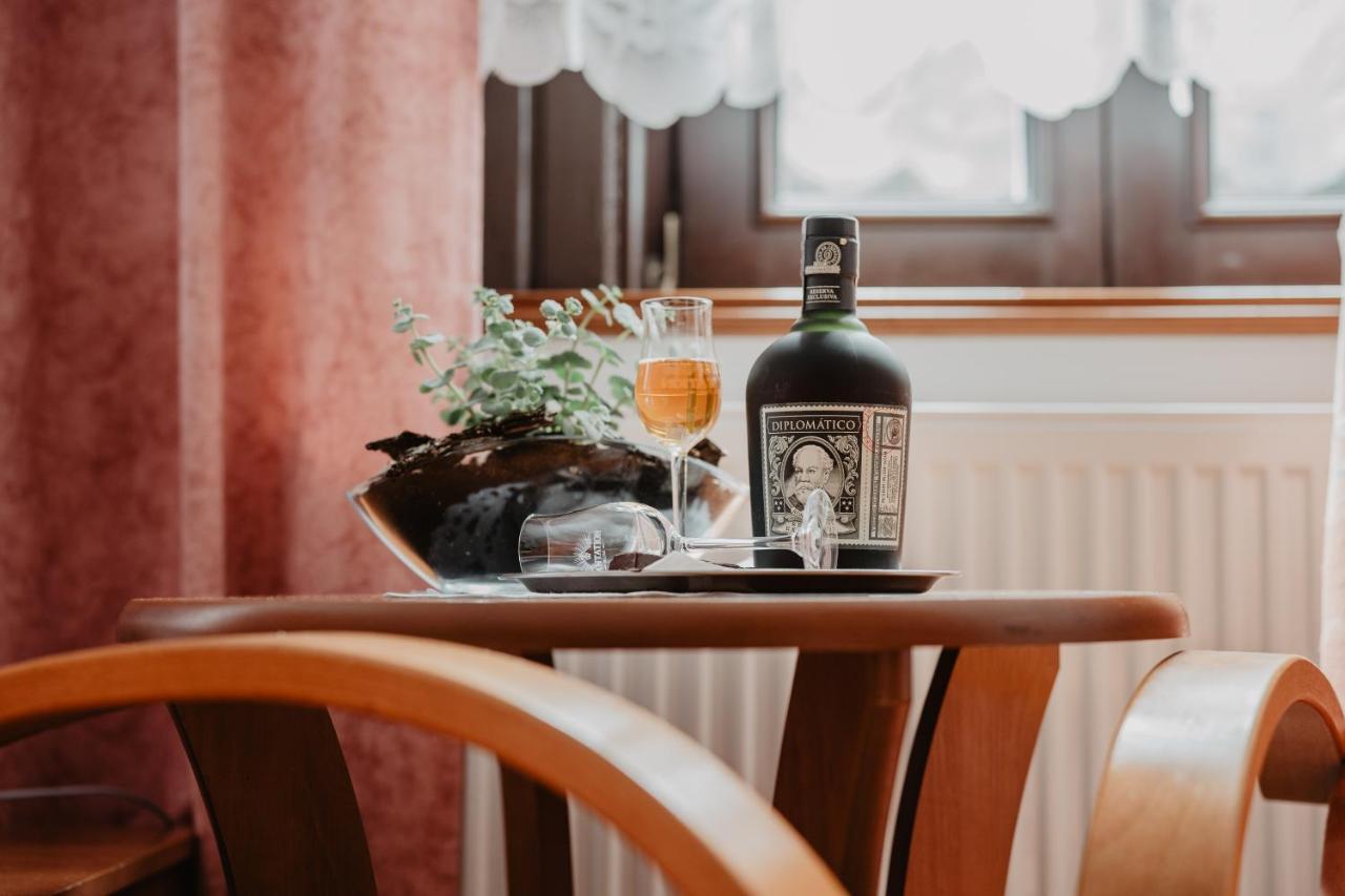 Hotel U Lipy Хренско Экстерьер фото