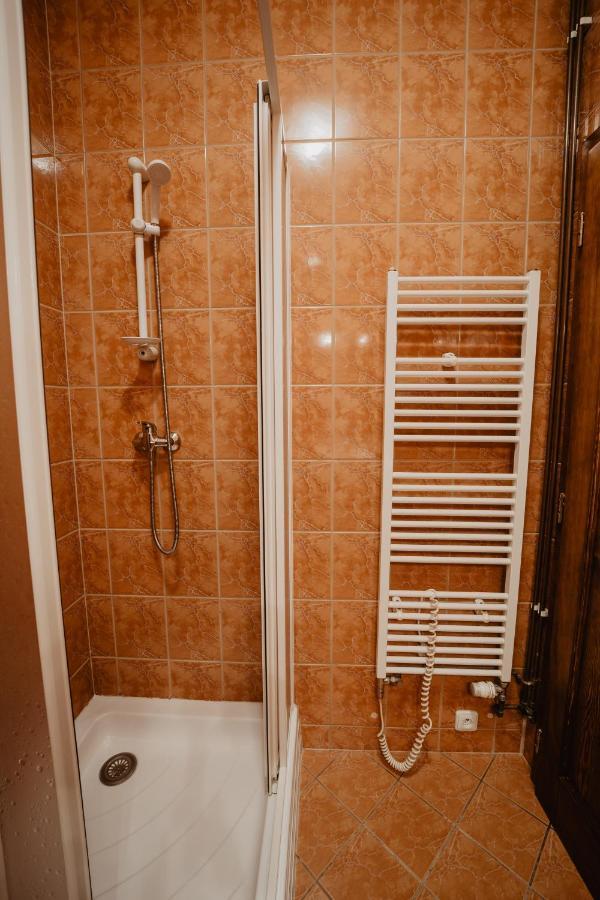 Hotel U Lipy Хренско Экстерьер фото