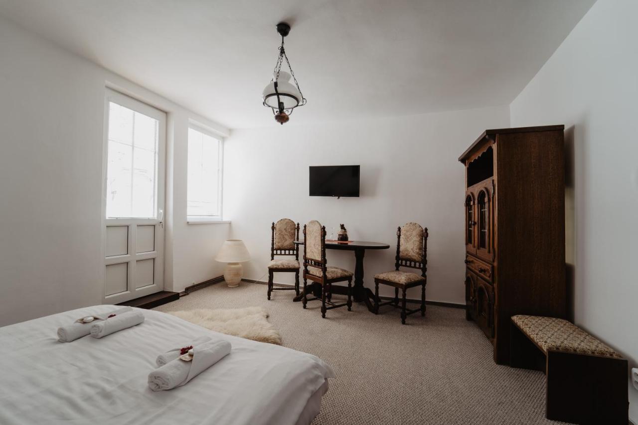 Hotel U Lipy Хренско Экстерьер фото
